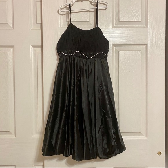 Black Dress w Lace Detail - Picture 1 of 2